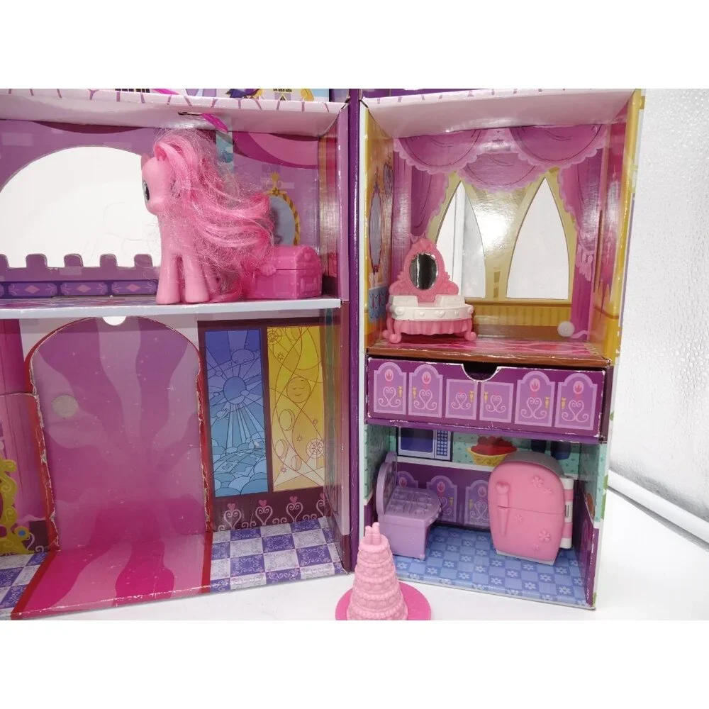 My Little Pony Canterlot Deluxe Playset, With Accessories 2 Pony's 1‎ carriage